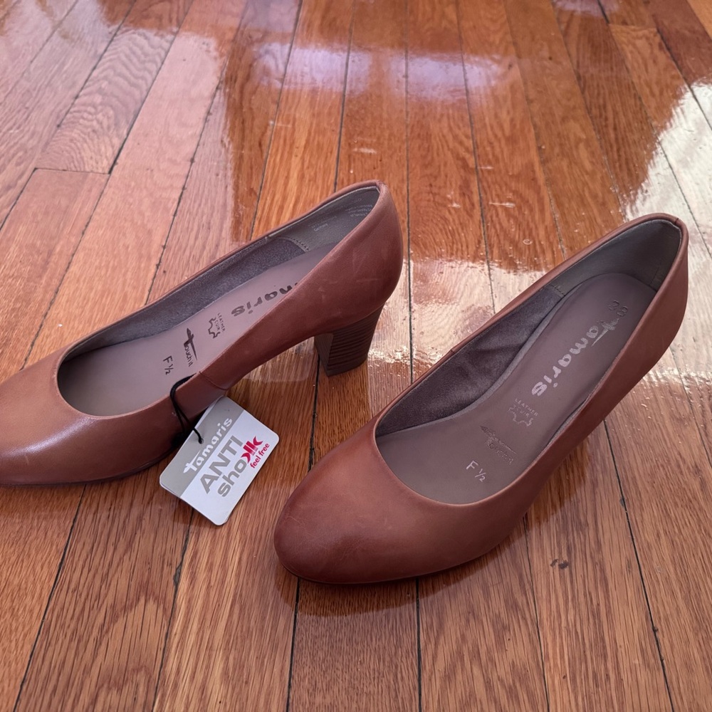 Tamaris Women's Tan Heels